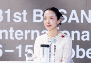 チョン・ドヨン、座っているだけで優雅だ [★フォト]