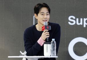 "Cho In-sung is tall and handsome… Would a dashing role suit Sol Kyung-gu?" Director Lee Chang-dong’s joke draws laughter [Open Talk] [31st BIFF]