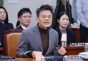 パク・ジニョン、国政監査出席中に明るい笑み「K-POPの限界..次の段階へ飛躍しなければならない