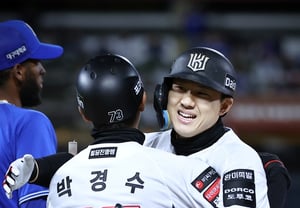 Hợp đồng FA "có lợi" của Choi Won-jun tạo nên lịch sử mới của KBO! 204 hits kỷ lục mới + Hilliard home run với bases loaded... KT vượt qua Samsung và tiếp tục 8 trận thắng liên tiếp [Bình luận trực tiếp từ Suwon]