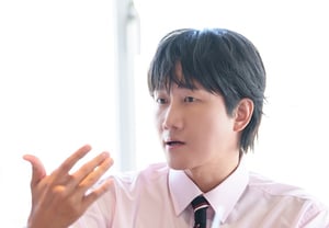 Lee Yong-jin: "'Enemies' có tốc độ phát triển nhanh hơn 'Chuyển tiếp tình yêu', xem trực tiếp thì thật tươi mới" [Phỏng vấn②]