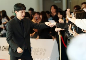 Choi Hyun-jin shares a fist bump with fans [★Photo]