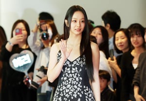 Lee Hye-ri Captures All the Attention of Busan Residents [★Photo]