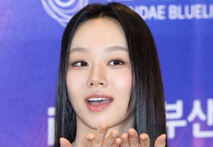 Hye-ri, nụ hôn tay yêu thương[★ảnh]