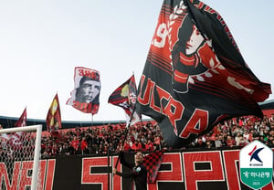 Tras el ascenso, tatuó en su brazo los cánticos de apoyo de la afición... «Una historia especial también en la banda de capitán»: Bassani firma finalmente una renovación con Bucheon hasta 2028