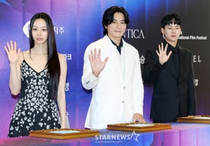 Lee Hye-ri, Jang Dong-gun, and Choi Hyun-jin attend the '2026 Busan Ilbo Film Awards' handprint ceremony [★Photo]