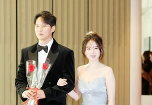 キム・ナムギルとチョン・ウヒ、今すぐ結婚式を挙げてもよさそう [★フォト]