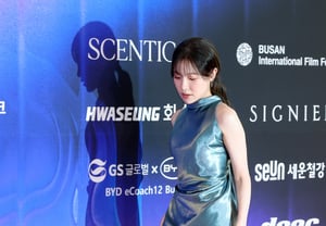 Kim A-young, killer heels hidden inside a long dress [★Photo]