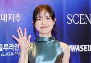 キム・アヨン、気持ちの良い手の挨拶 [★フォト]
