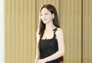 Jo Yi-hyun, vestido negro con escote profundo [★Fotos]