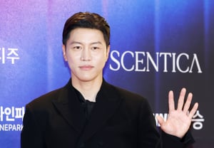 Actor Eom Moon-seok nominated for the Baeil Film Awards for the film "Hope" [★Photo]
