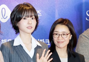 El actor Seo Soobin y la directora Yoon Ga-eun asisten a los premios cinematográficos con "Seungye-ui Junin" (El dueño del mundo) [★Fotos]