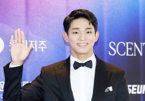 Jo Yu-hyun, saludo de mano con gesto preciso [★Foto]
