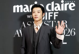 ウ・ドファン、ぴったりとしたスーツ姿 [★フォト]