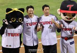[Foto] Park Yong-taek y Lee Byung-gyu: "Ahora LG es el sinónimo del béisbol de otoño"