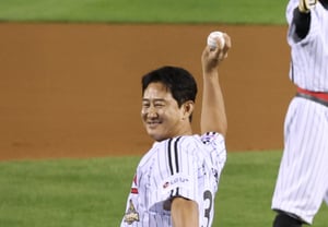 [Foto] Park Yong-taek, leyenda con número retirado, lanza el primer lanzamiento en plegaria por la victoria