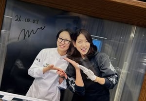 'チェ・テジュン♥' パク・シネ、二人目の出産から15日ぶりに外出..変わらぬ美貌を誇示 [スター・イシュー]