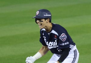 [Photo] Kim Min-seok Roars After Tying Two-Run Hit