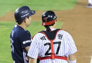 [Photo] Yang Eui-ji shines a laser at Im Chan-gyu