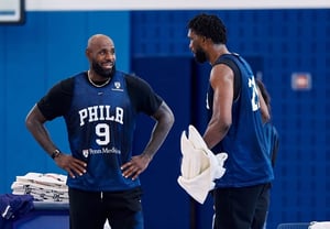 "Embiid llegó tarde y LeBron le regañó": el locutor que difundió el rumor, tras la crítica "¡Dejen de mentir!", finalmente se disculpa