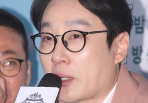 Lee Hwi-jae receives news of his father's passing three years after his mother's death.. Father who appeared on 'Super Dad' today (the 8th) has funeral service held