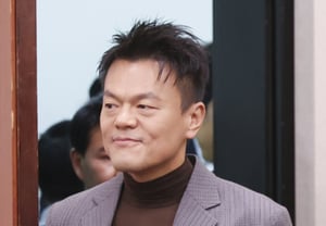 "Có phần lạ lẫm" Park Jin-young xuất hiện tại phiên điều trần quốc hội, trang phục xuyên thấu táo bạo gây chú ý [Vấn đề Sao]
