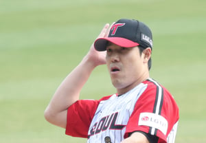 'PS Out' with Career-Record Holds: The "Selfless" Lefty's Sincere Message to LG Fans — "I'm Sorry and Regretful That I Couldn't Be With You Until the End"