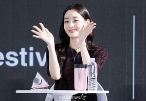 Kim Min-ha, charming hand wave [★Photo]