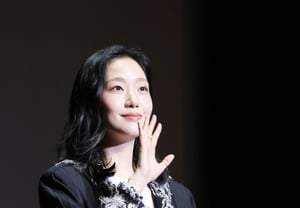 Kim Go-eun, the gaze of her eyes looking at the audience [★Photo]