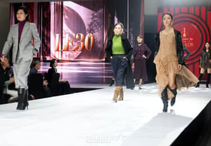 A Stage Filled with Walks [★Photo]