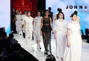 目を引くシニアモデルたちのウォーキング [★フォト]