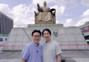 Kim Nam-gil supports overseas Hangul schools with educational supplies to mark the 100th anniversary of 'Hangul Day' [Star Issue]
