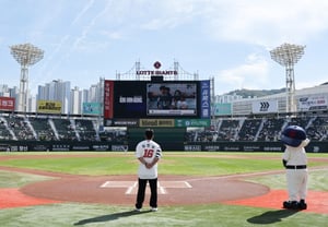 「ロッテは、一度たりとも他チームだとは思わなかった14年ぶりに帰国し、釜山を離れたキム・ミンソンが、最後の本音を語った [釜山現場]