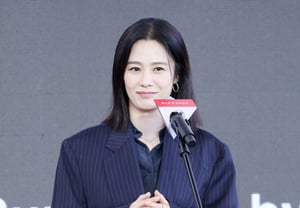 野外ステージの挨拶に臨んだ俳優キム・ヒョンジュ [★フォト]