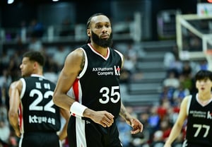 KBL最高の助っ人2人の対決、誰が笑うのか··· 「生態系攪乱種」vs「KCCキング」ビッグバン