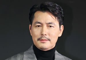 Jung Woo-sung, who co-founded Artist Company with Lee Jung-jae, resigns as inside director six months early [Star Issue]