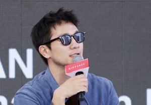 Diễn viên Son Seok-gu cùng đạo diễn Han Jun-hee làm việc trên 'Đường xanh' [★Ảnh]
