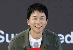 キム・ヨンミン、観客に会い嬉しそうな笑み [★フォト]