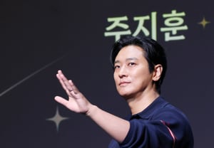 Joo Ji-hoon, saludando a los asistentes por turnos [★Foto]