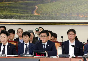 La gestión de los suelos contaminados en la refinería Seokpo de Yeongpoong vuelve a ser un punto de controversia en las audiencias parlamentarias; se presta atención al asunto