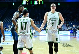 'Ellensson + Hemmonds 42 điểm hợp tác' DB, đánh bại KCC 85-79... Huấn luyện viên Lee Gyu-seop giành chiến thắng đầu tiên đối đầu với đội cũ [Busan Bình luận trực tiếp]
