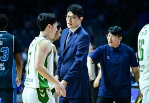 'Defeating former team KCC' — Coach Lee Gyu-seop's eyes well up: "Many thoughts crossed my mind... I am always deeply grateful" [Busan on-site]