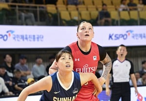 [Cheongju On-Site Review] Japan's Fujitsu Advances to the Final Again, Aiming for the First 'Three-Peat by a Foreign Team' in the Park Shin-ja Cup... Shinhan Bank Falls Short Despite Fierce Pursuit