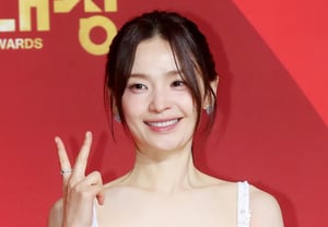 So Ji-sub and Son Ye-jin, Apple gifts to all… Jeon Mi-do also shares a heartwarming story: “‘The Man Who Lives with the King’ was a hit, so I gave gift vouchers to every employee at my agency” [Pinggyeogo]