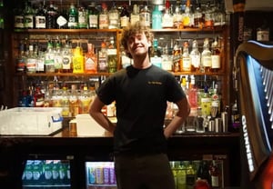 衝撃「20代バーテンダーを暴行し死亡→ドバイ逃亡発覚」 19歳の有望株、拳の傷に「壁にぶつかった」と嘘··· 偽の患者のふりまで