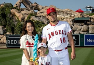 Why did she wear heels and step on the grass? Controversy over Japanese pitcher Kikuchi's wife's attire: "Lack of respect" vs. "Just local culture"