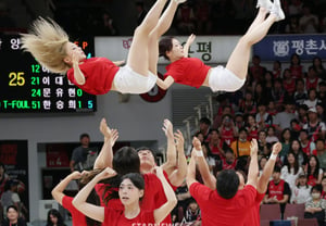 [Photo] Fantasy Cheerleaders: "Welcome, Basketball"