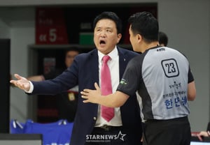 [Foto] El entrenador Yoo Do-hoon protesta enérgicamente contra una decisión arbitral