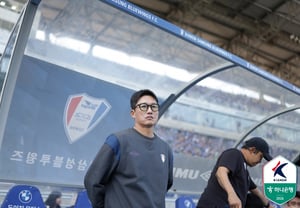 "An Unbeaten Streak of 9 Matches": Lee Jung-hyo's Suwon Charges Toward Direct Promotion in K League 1... "Luis Hat-trick" as Ansan Crushed 4-1