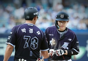'¿Es verdad?' Base por bolas provoca que Choi Won-jun lance su bate al suelo → Reunión de todo el equipo → Lágrimas desbordadas, ¿por qué?... La competencia por el título de más hits se ha convertido en esto